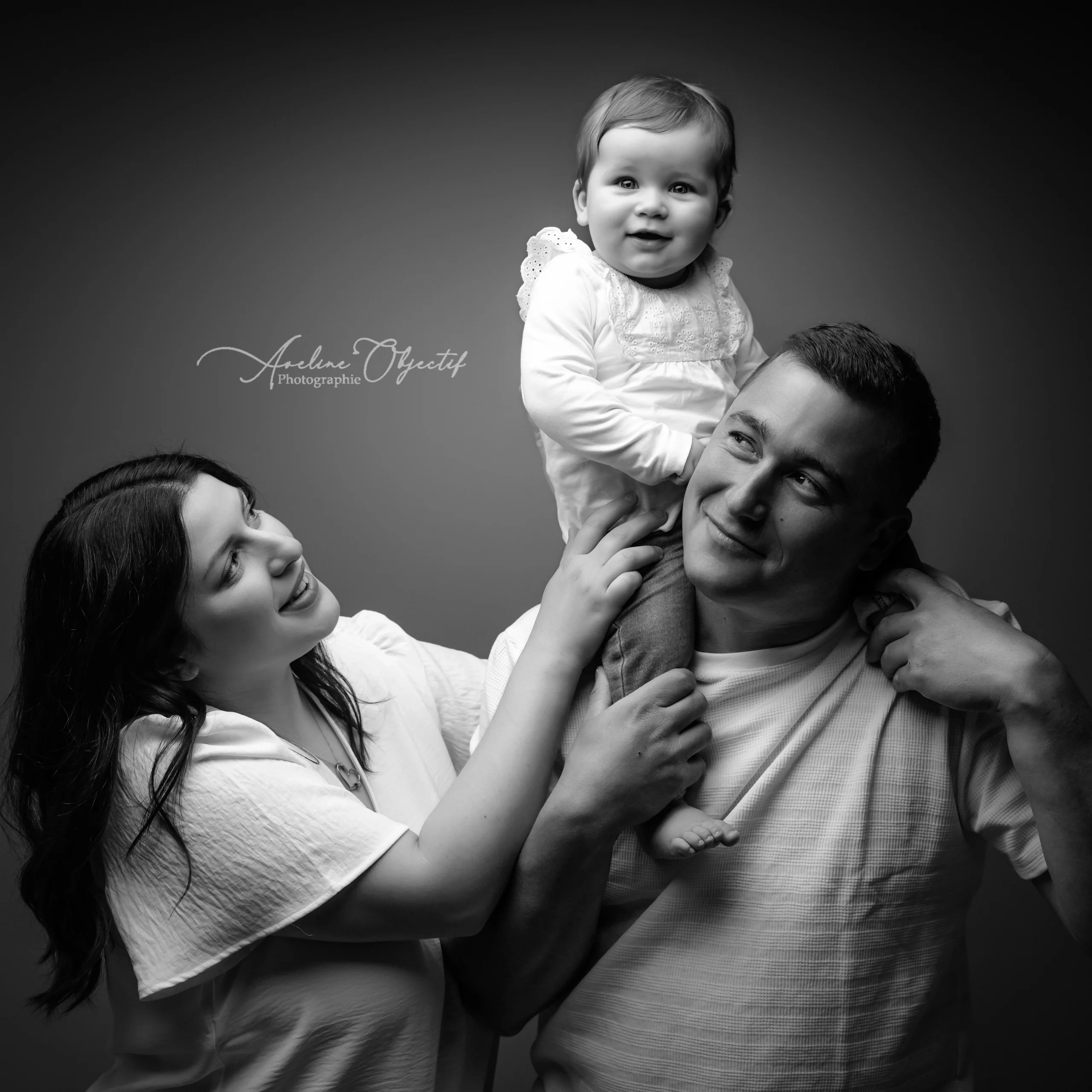 Portrait studio noir et blanc famille bébé sur épaules papa photographe Caen