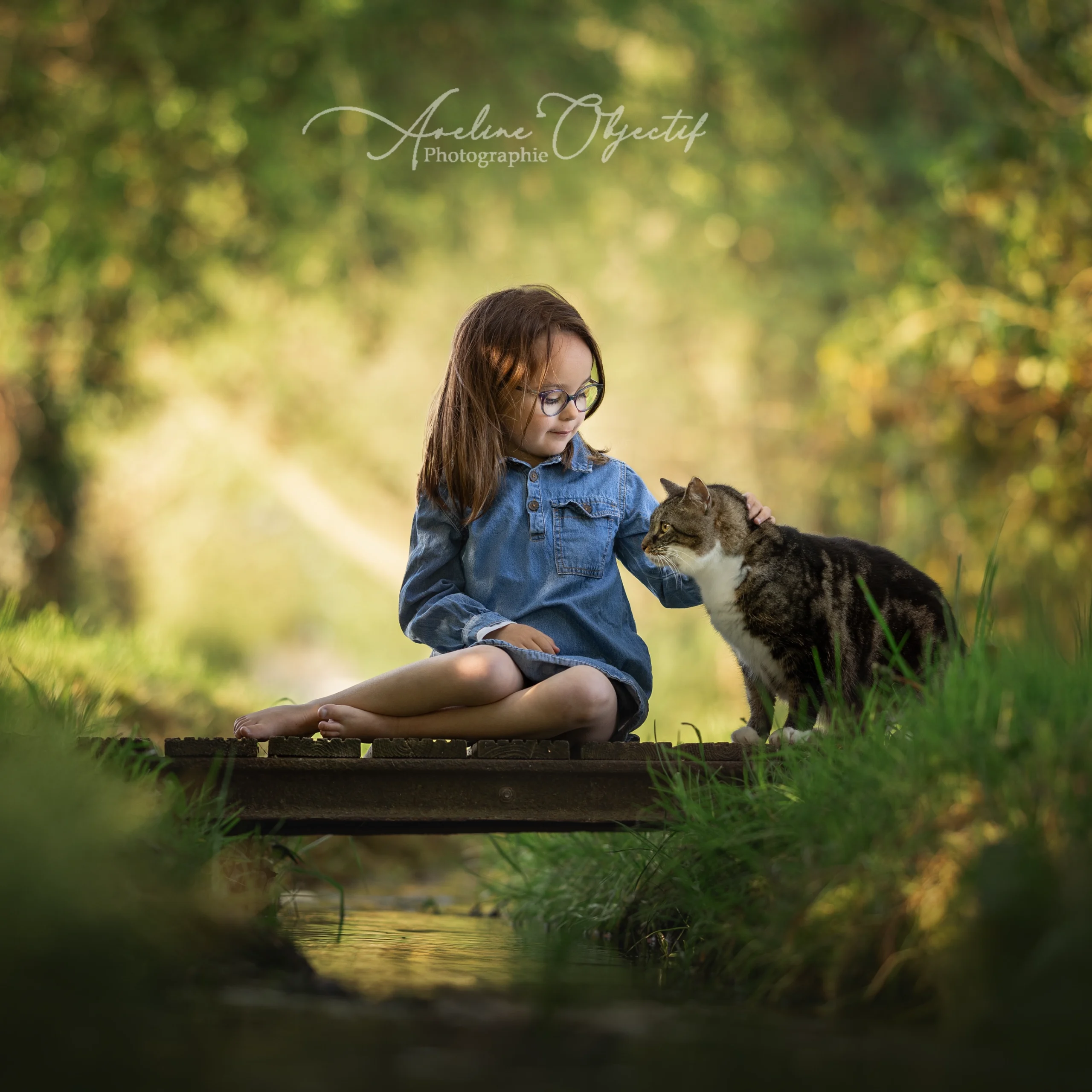 Séance photo créative enfant chat palette bois reflet eau Aveline Objectif Caen
