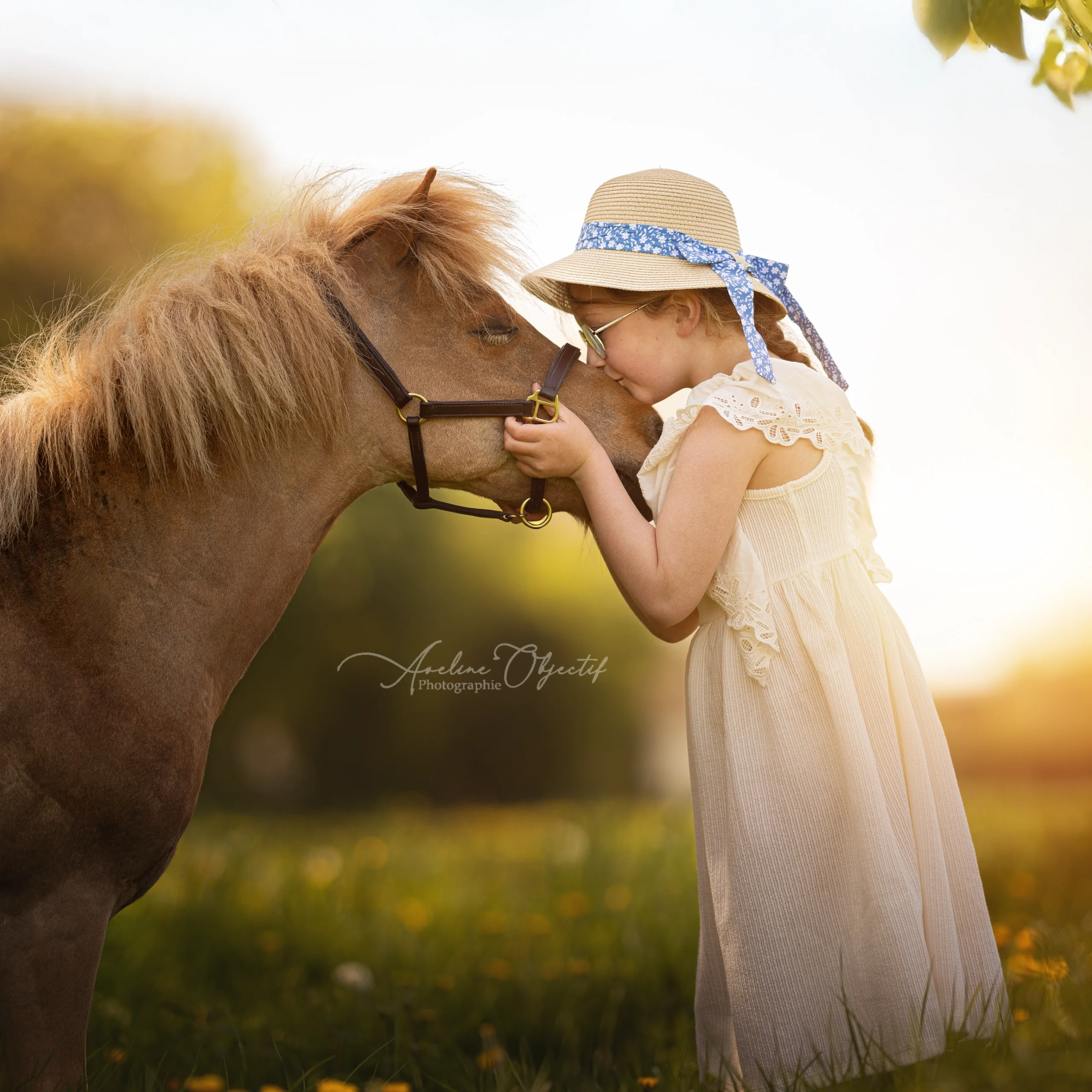 Portrait enfant embrassant poney miniature chapeau extérieur photographe famille Normandie