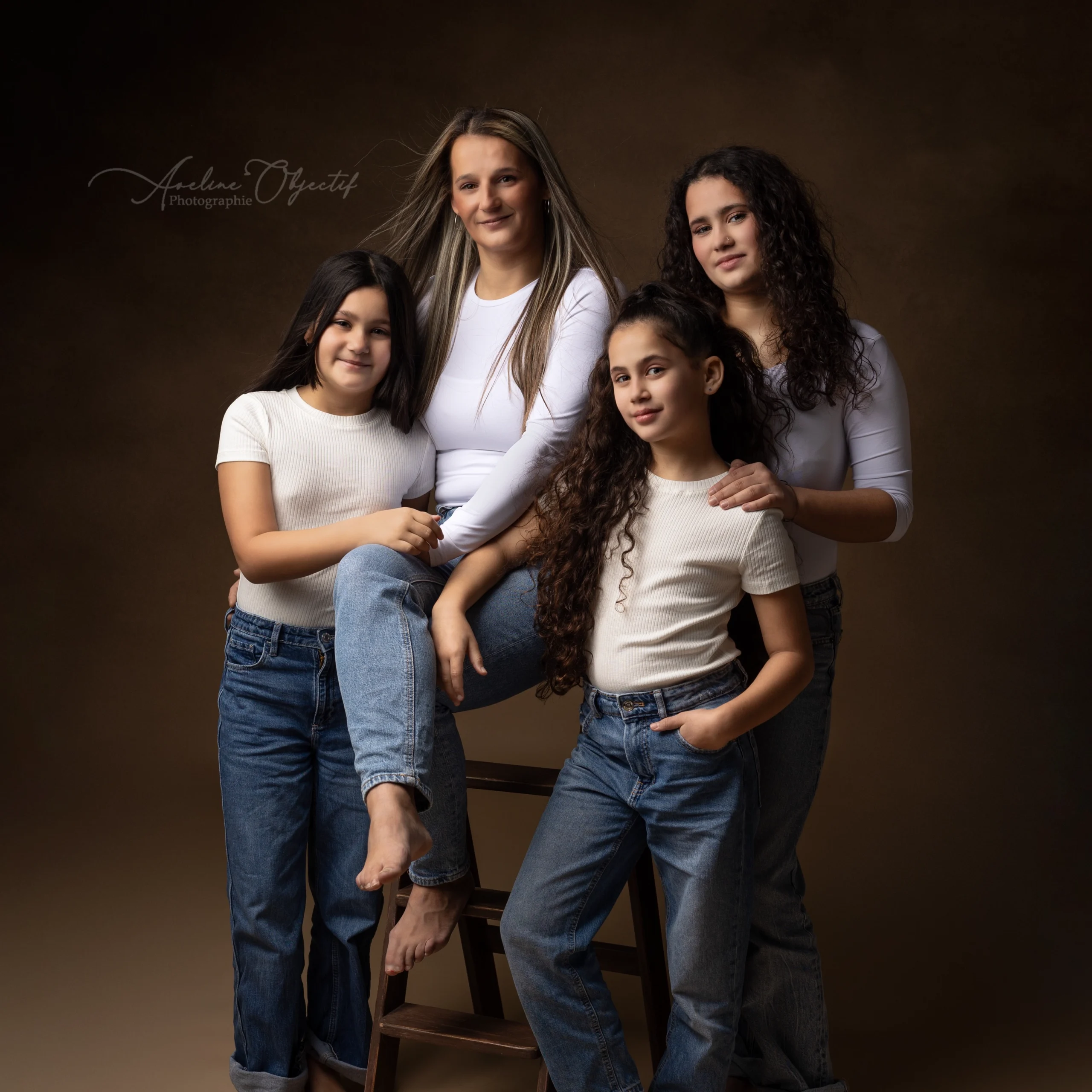 Portrait studio mère et trois filles fond marron tenues coordonnées Aveline Objectif
