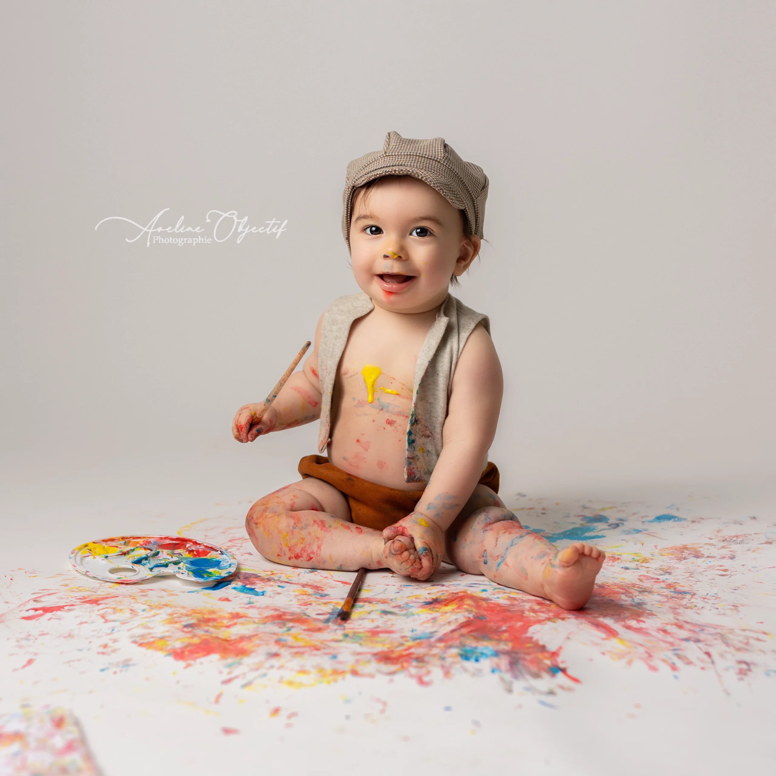 Shooting créatif bébé artiste peintre casquette peinture studio photographe Caen