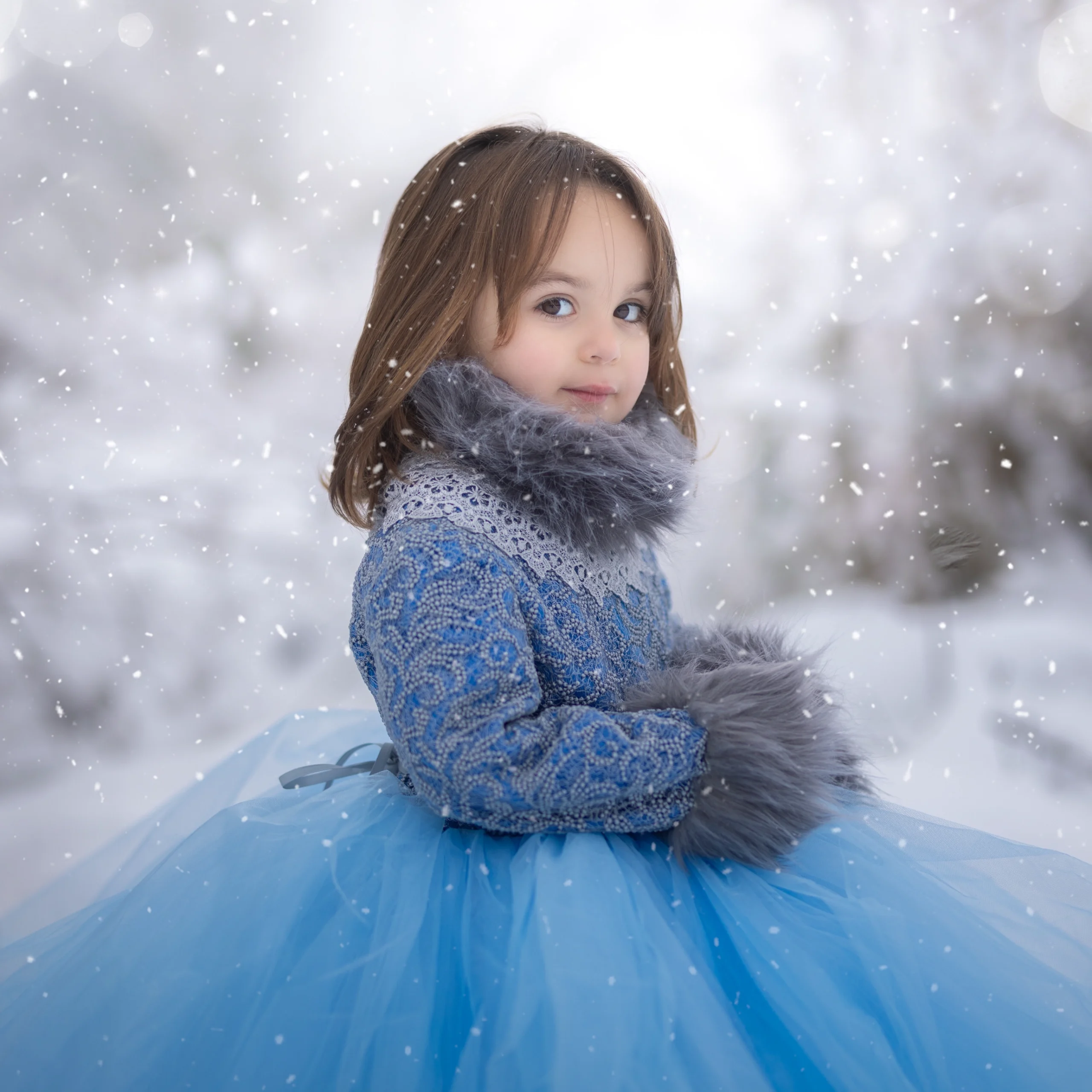 Portrait féerique enfant tutu bleu fourrure grise effet neige photographe Caen