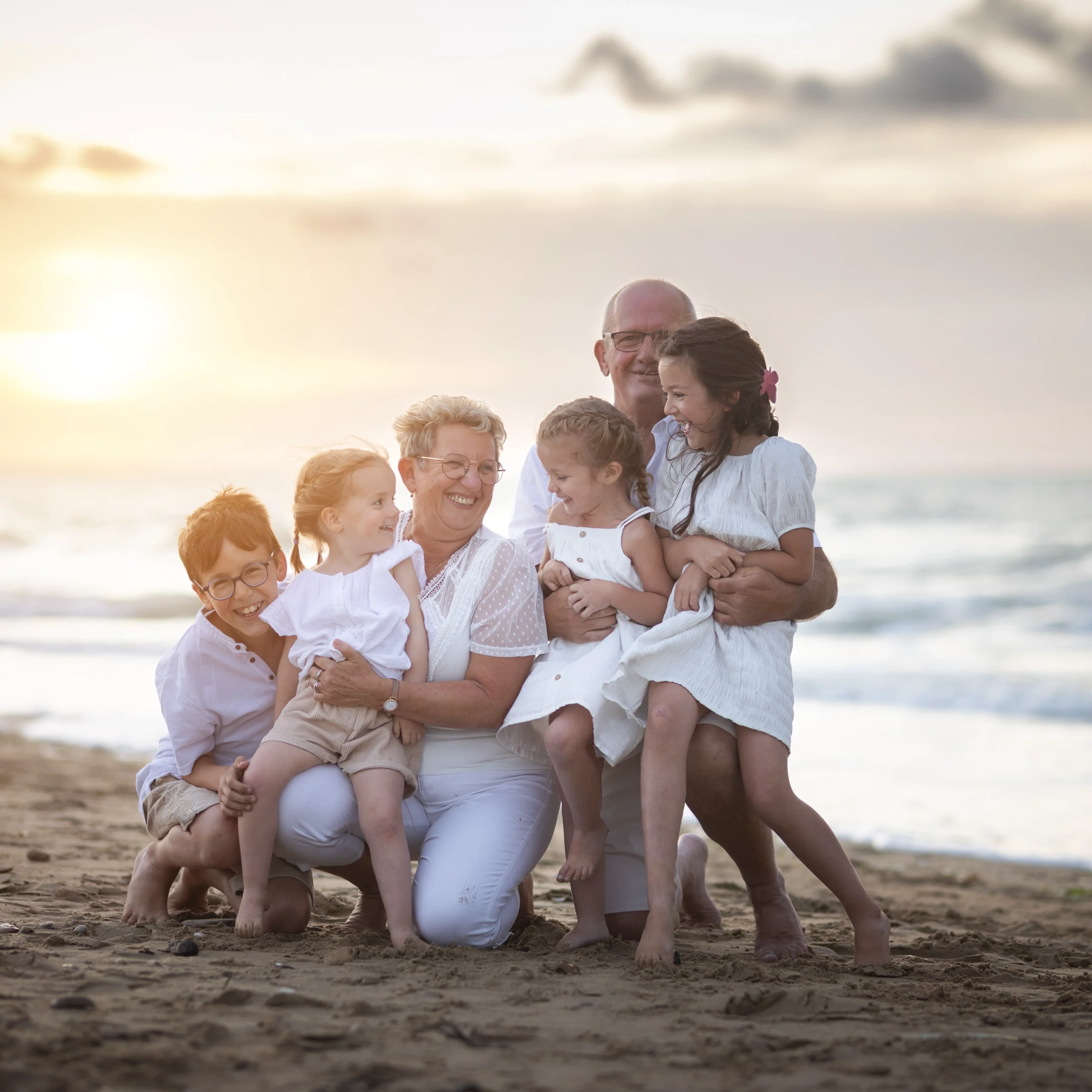 Séance photo famille plage coucher soleil grands-parents petits-enfants photographe Caen